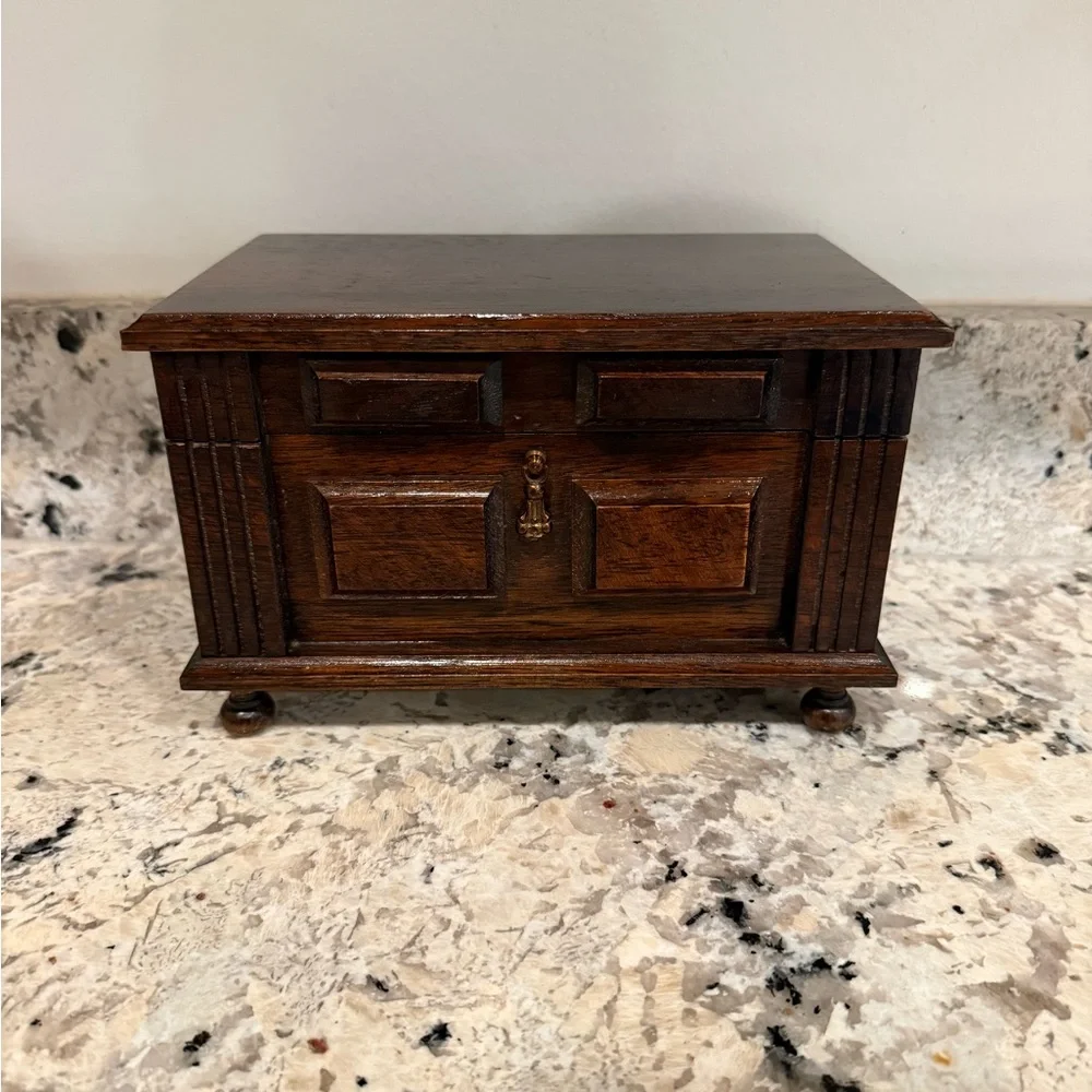 Vintage London Leather Musical Jewlery box